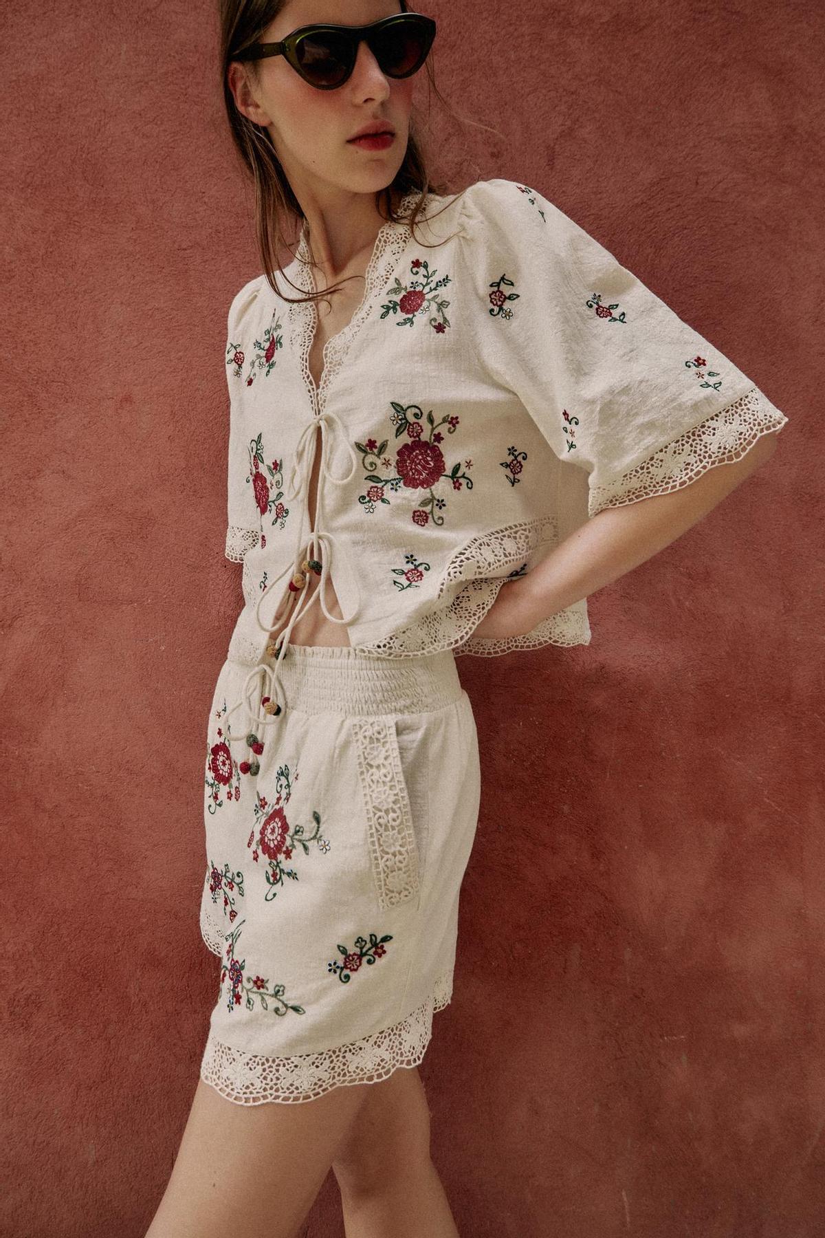 Ensemble chemise à nœud et short brodé
