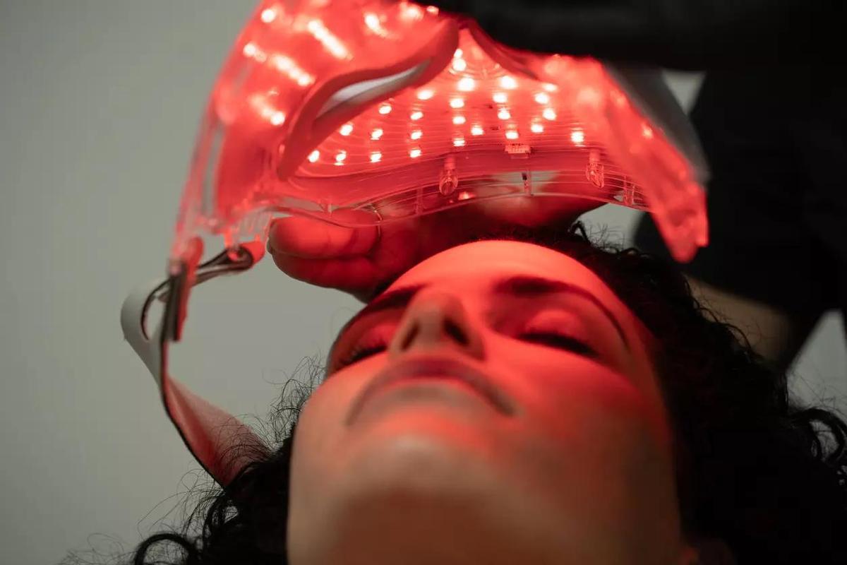 Traitement de beauté à la lumière rouge