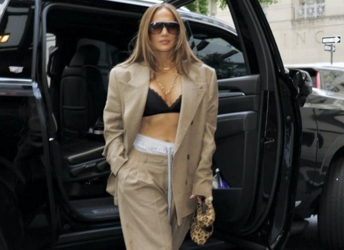 Jennifer Lopez exhibe ses abdos
