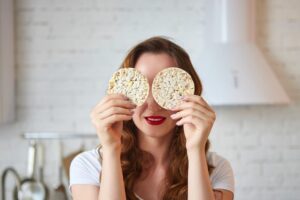 SNACK CRÊPES FEMME 50 ANS | Kateryna Chaykovska, nutritionniste et spécialiste de la santé digestive et hormonale : « Les galettes de maïs apportent plus de protéines végétales et plus de fibres, elles aident donc à maintenir l'énergie et plus de satiété, notamment chez les femmes de plus de 50 ans »