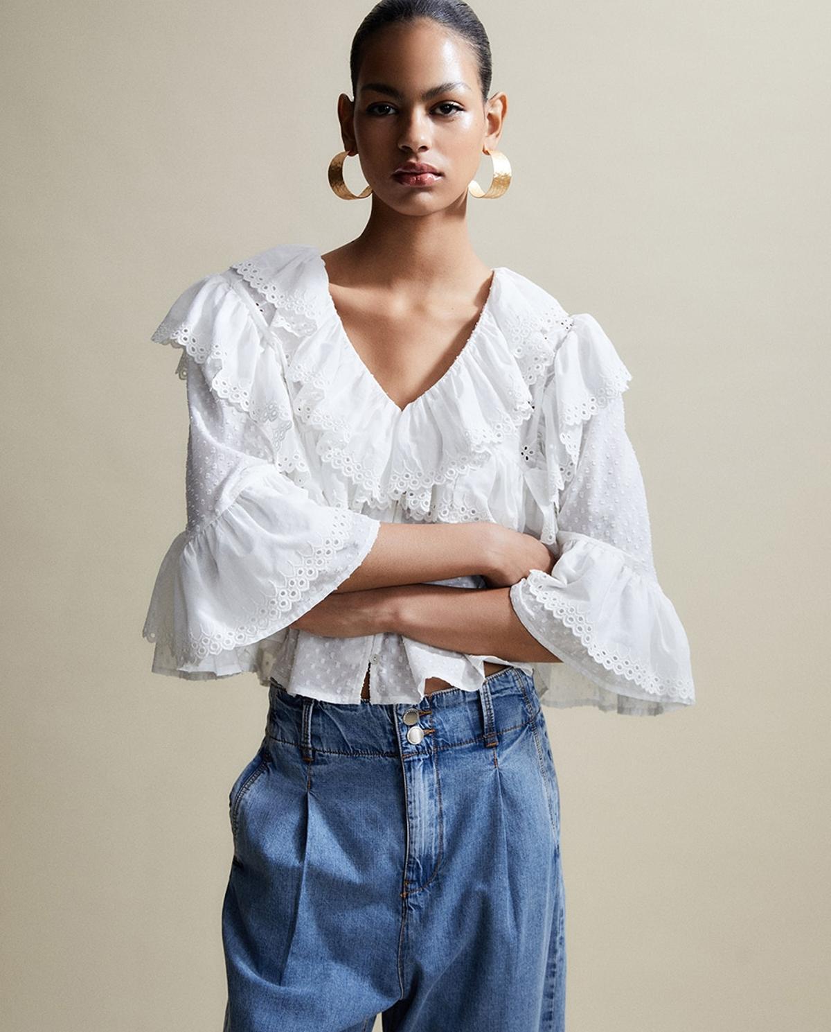 Blouse blanche à volants et broderies