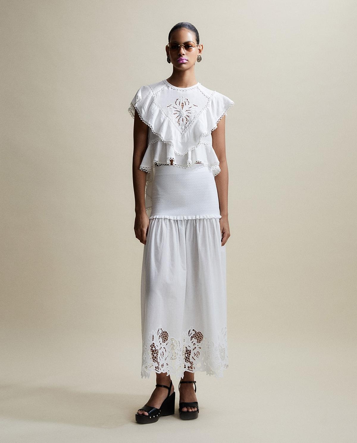 Blouse blanche type cape avec broderie