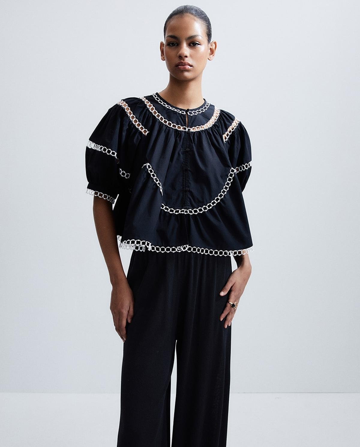 Blouse en popeline noire avec broderie