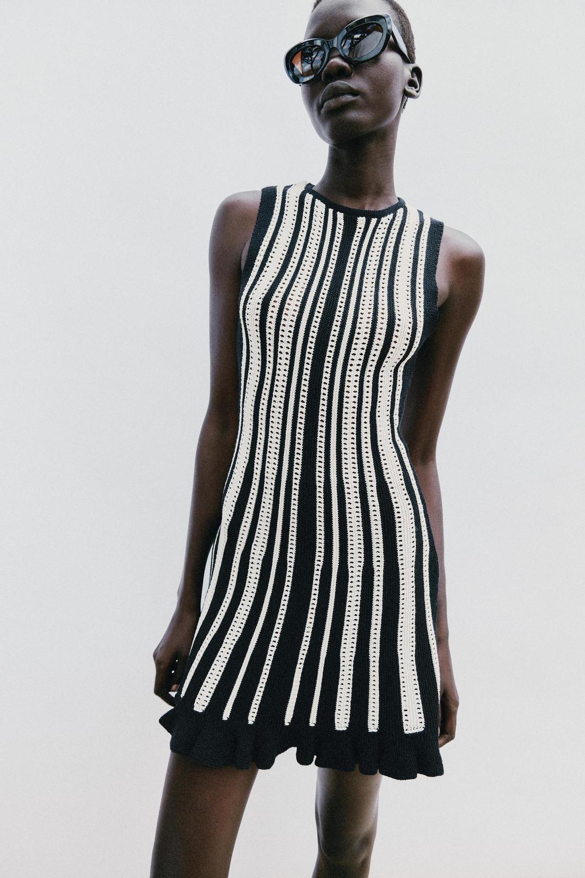 Robe courte en maille rayée