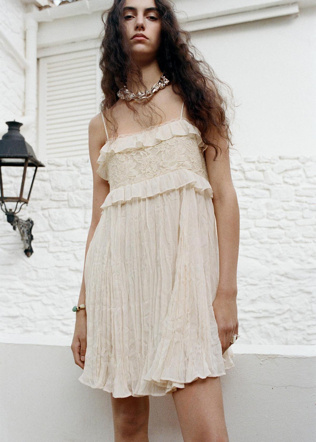 Robe courte avec dentelle et effet froissé