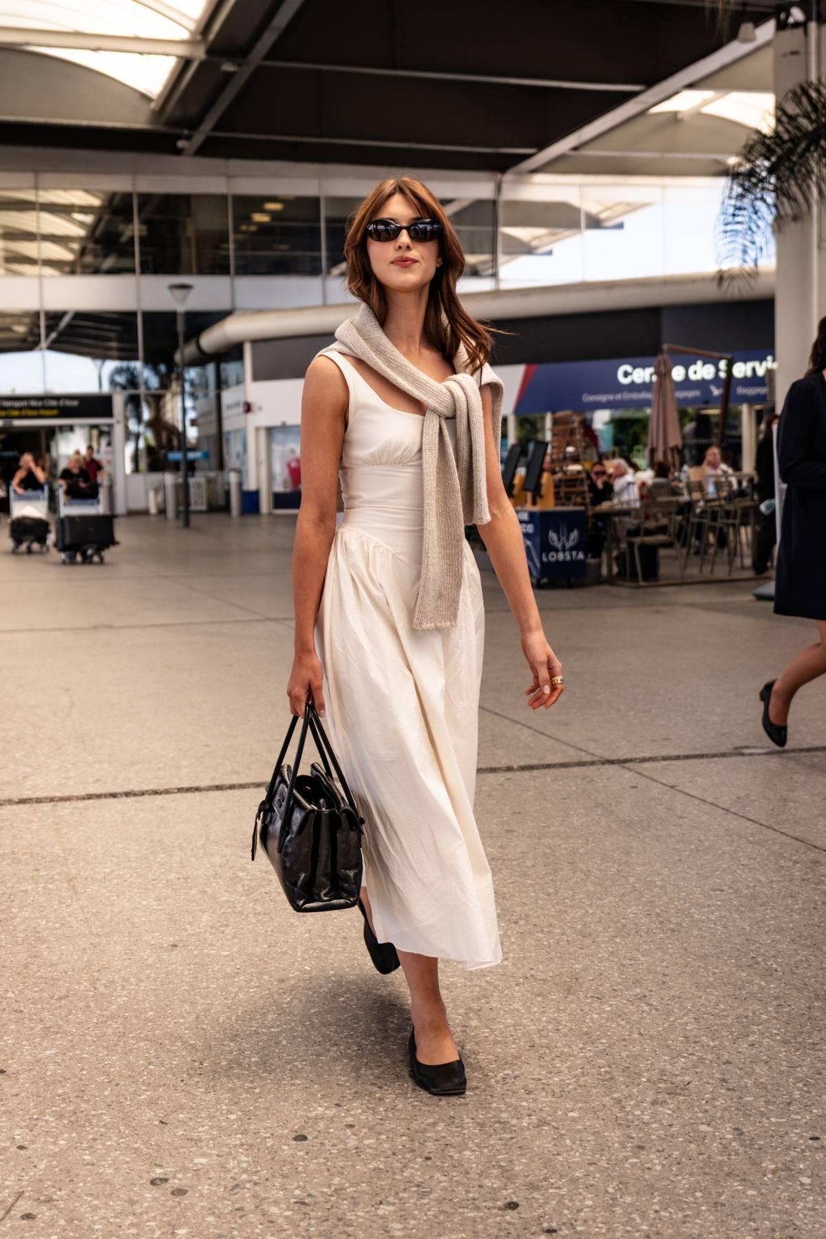 L'actrice Daisy Edgar-Jones à l'aéroport de Nice vêtue d'une robe Mango