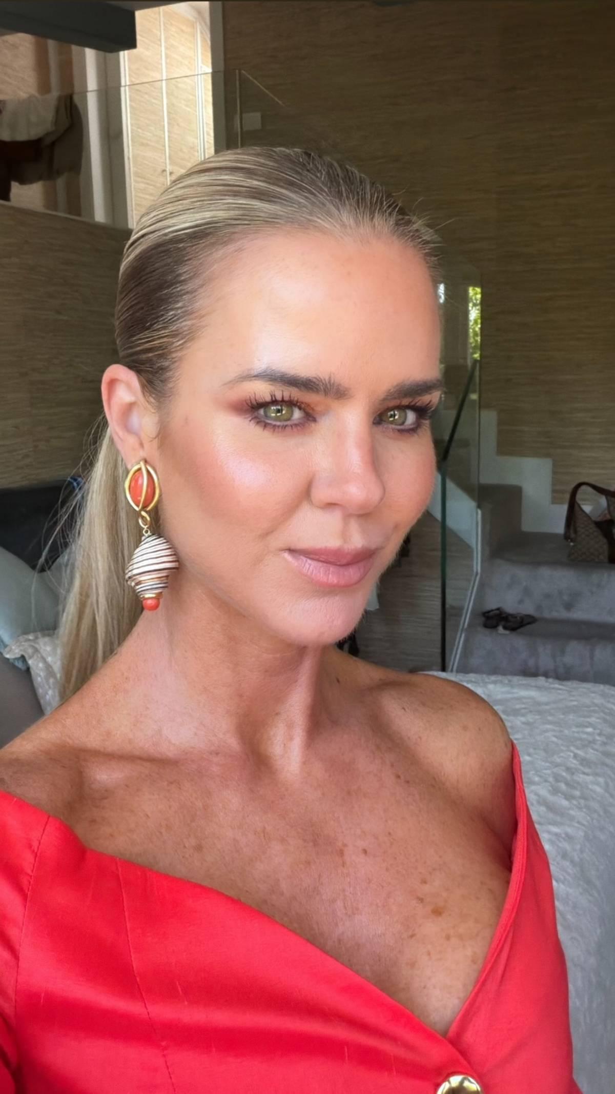 Le look d'Amelia Bono pour la communion de son fils