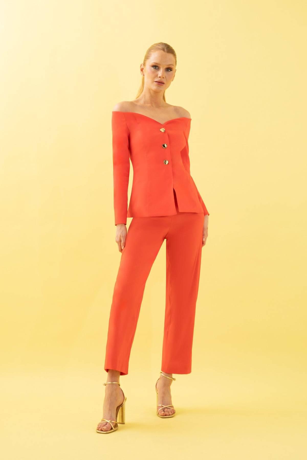 Le look d'Amelia Bono pour la communion de son fils