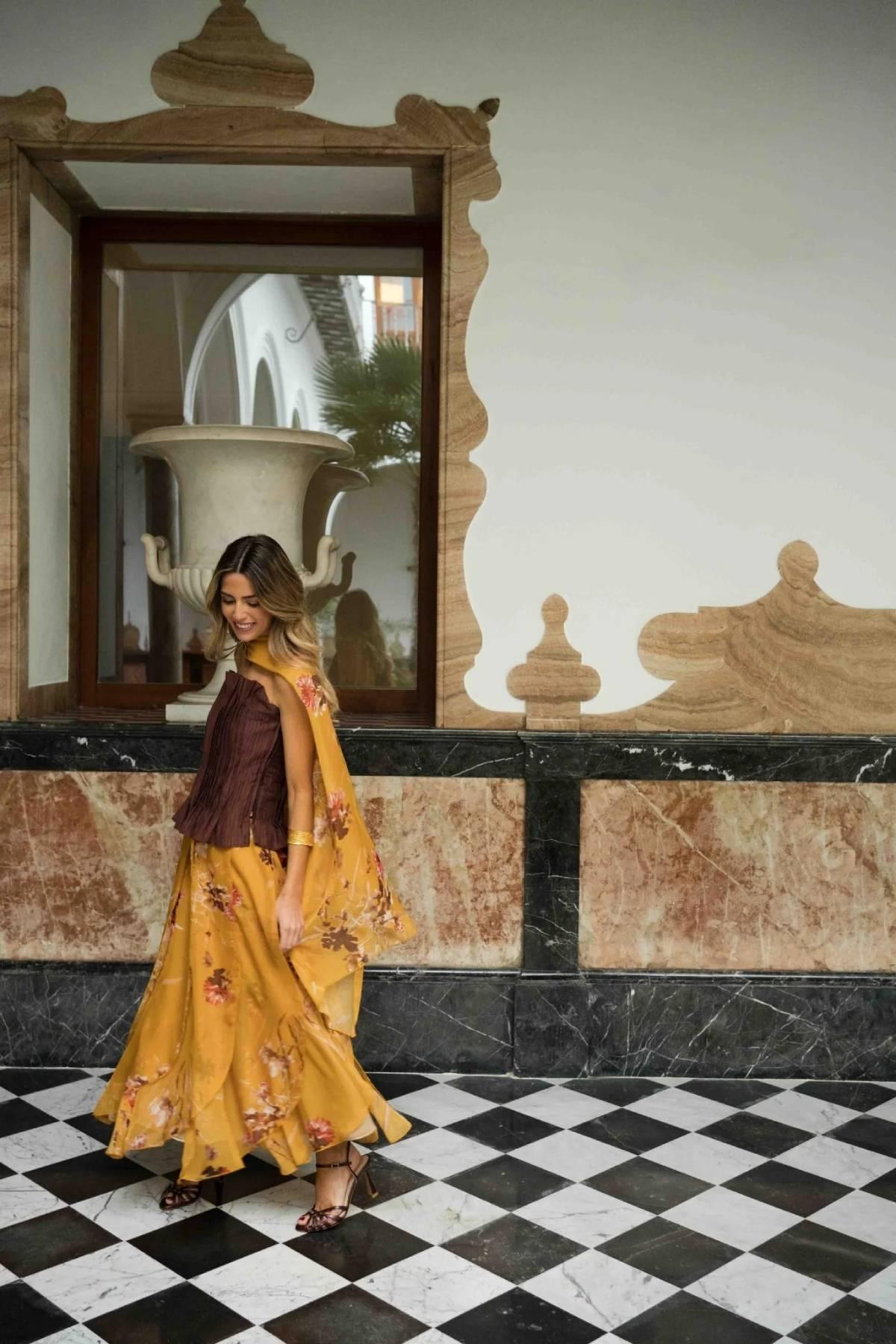 Look avec un foulard autour du cou de la collection Lourdes Montes pour Bimani