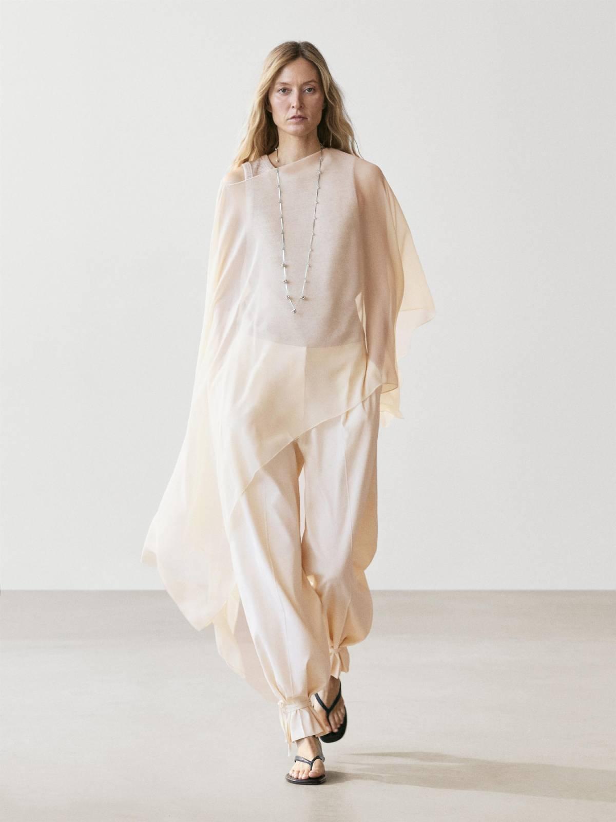 Cape asymétrique en soie, par Massimo Dutti