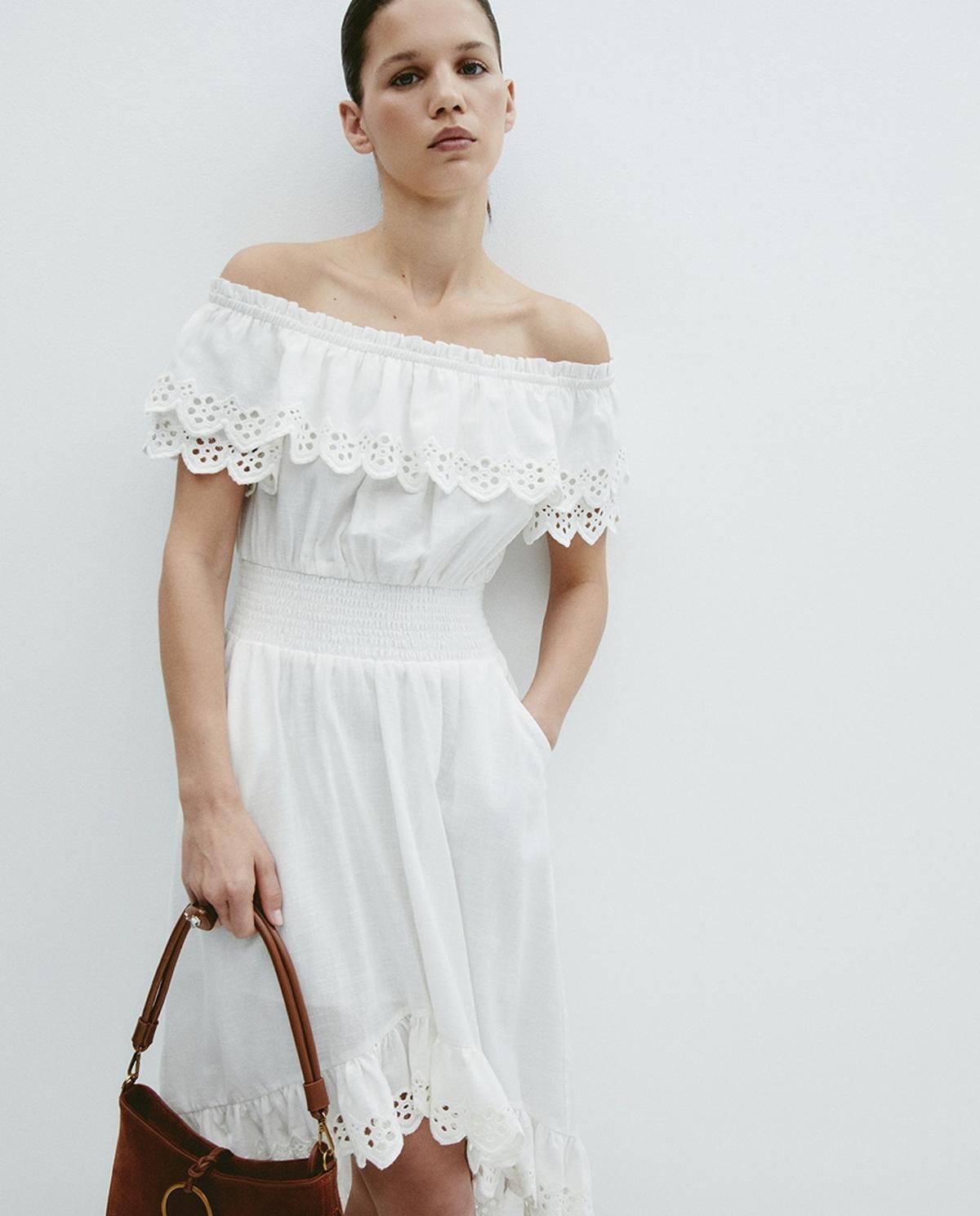Robe courte blanche à décolleté bardot et broderie