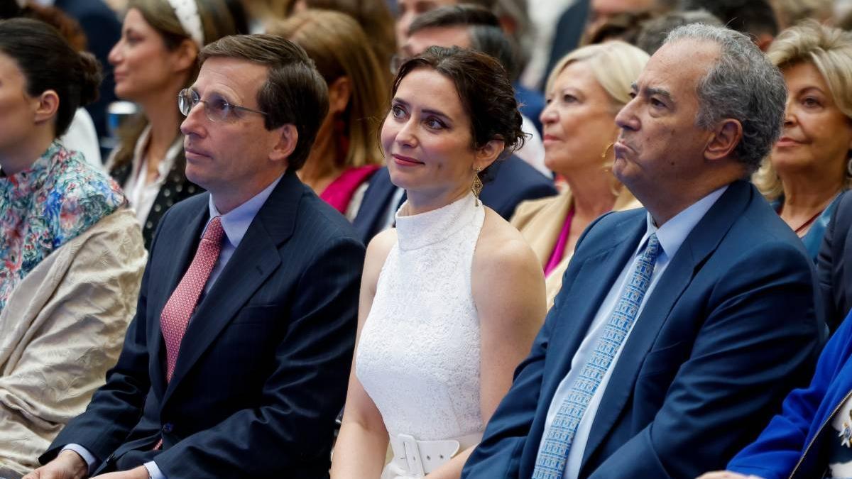 Isabel Díaz Ayuso célèbre San Isidro avec la combinaison blanche Rocío Osorno que les mères de baptême et de communion les plus élégantes vendront ce printemps