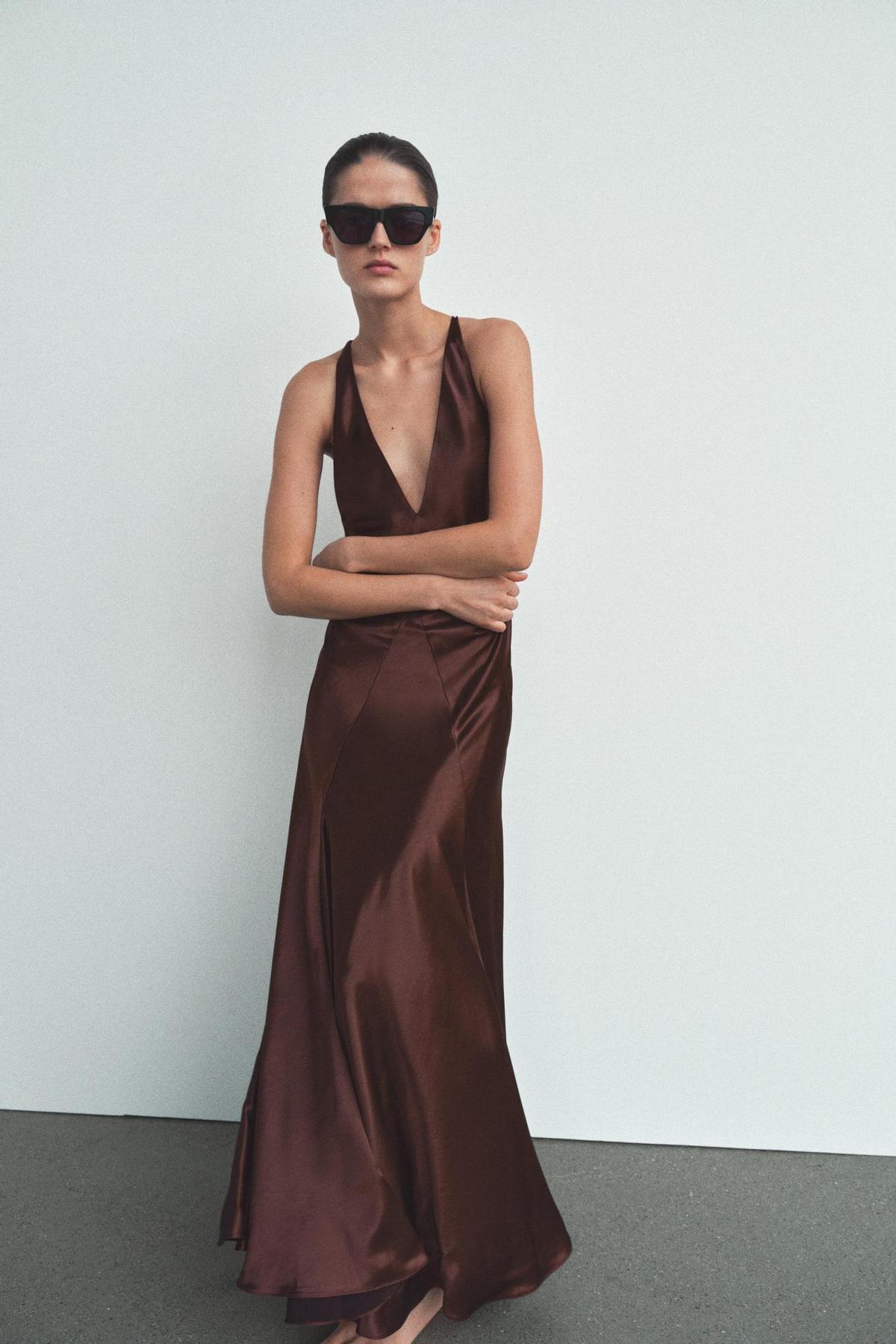 Robe longue en satin bordeaux