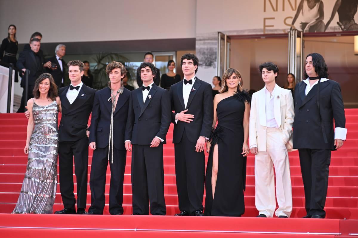 La première de 'The Black Ball' au Festival de Cannes réunit Lola Dueñas, Miguel Bernardeau, Guitarricadelafuente, les Javis, Penélope Cruz, Milo Quifes et Carlos González