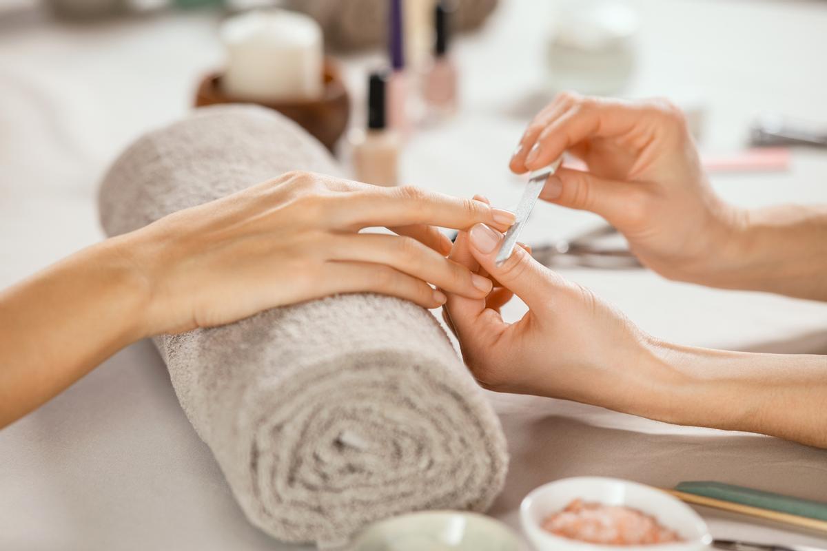 Comment faire une manucure nue