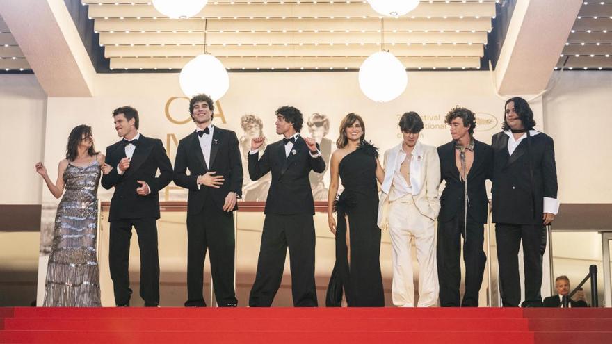 Ovation historique pour Los Javis à Cannes : les larmes de Penélope Cruz et l'ultime câlin de l'équipe