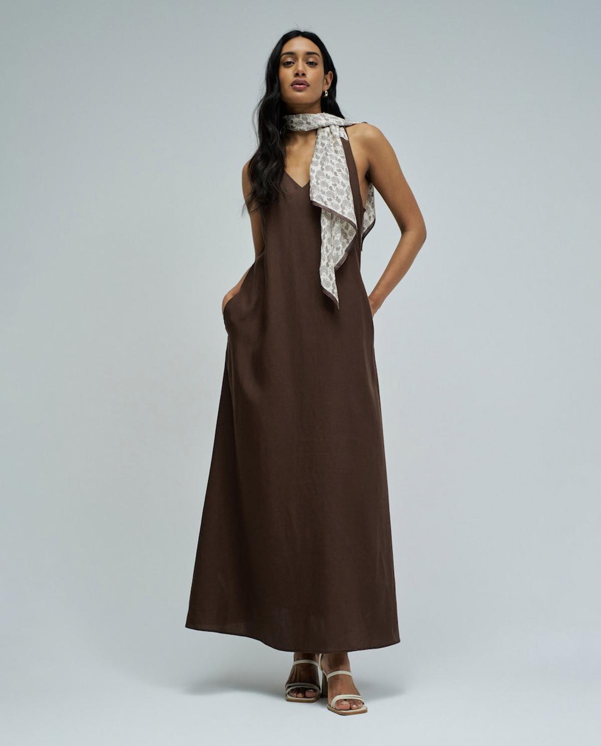 Robe en lin marron avec noeud imprimé