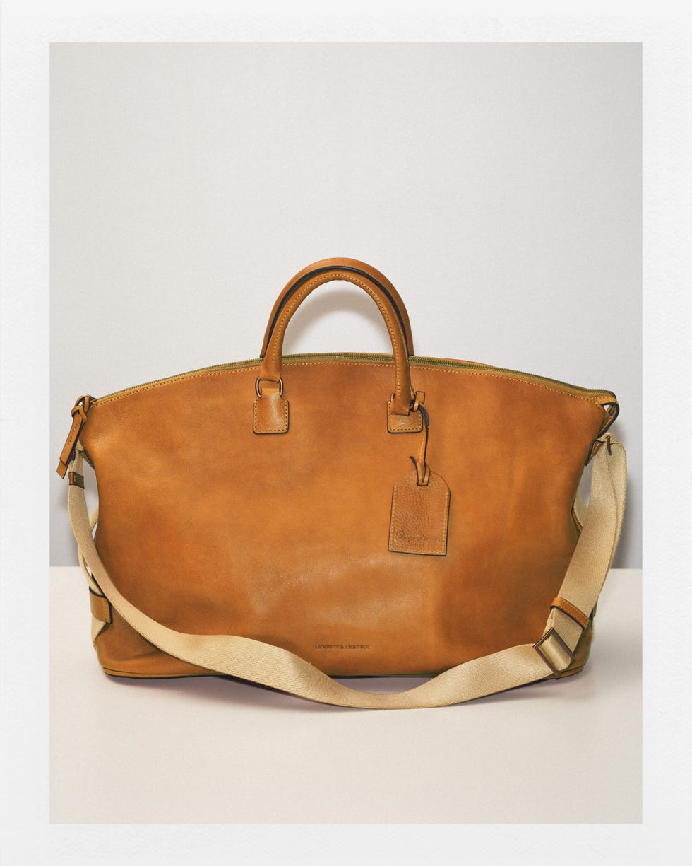 Sac de voyage en cuir avec bandoulière.