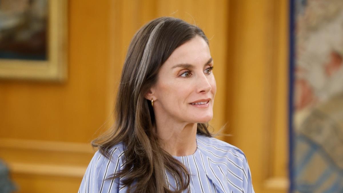 La reine Letizia réapparaît à Zarzuela avec un chemisier et des chaussures « made in Spain » pour ses engagements institutionnels de la semaine