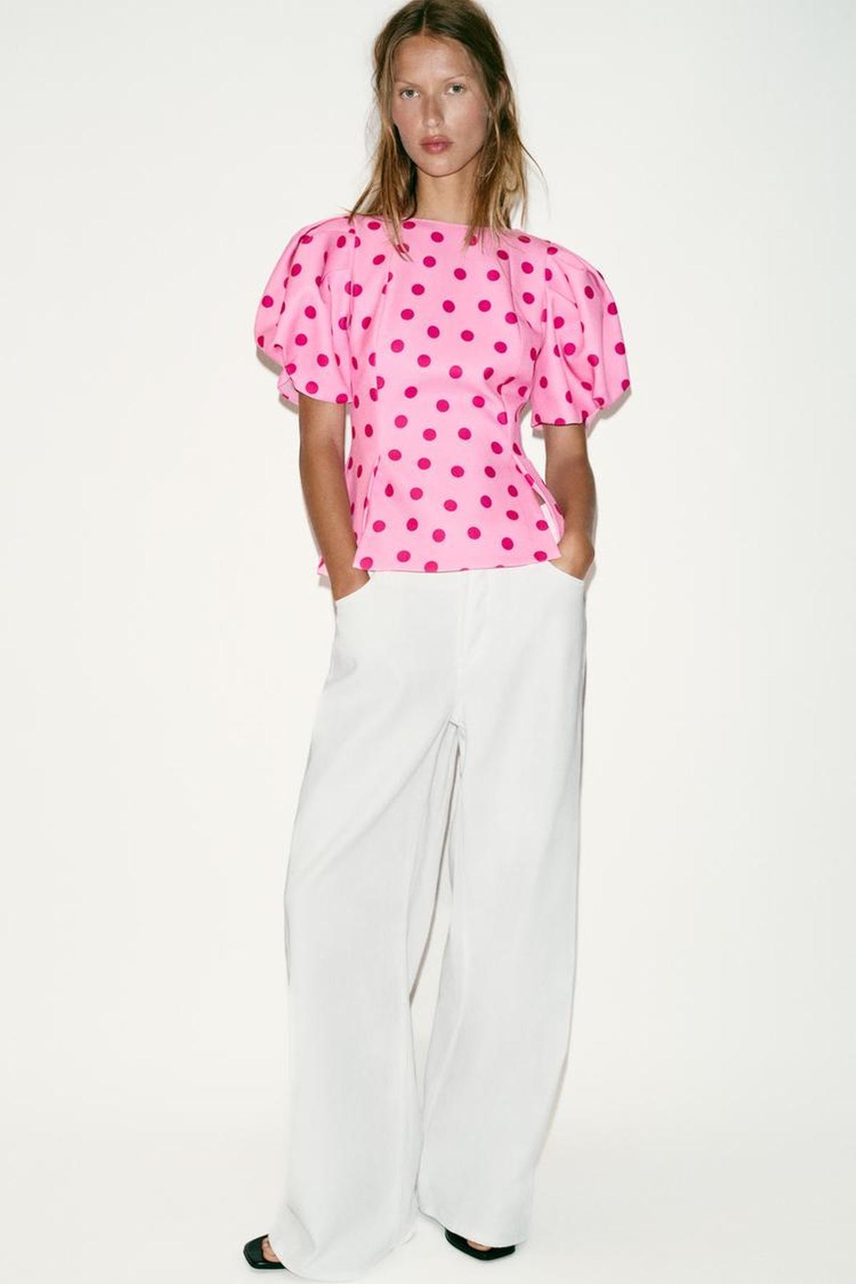 Blouse à pois à manches bouffantes
