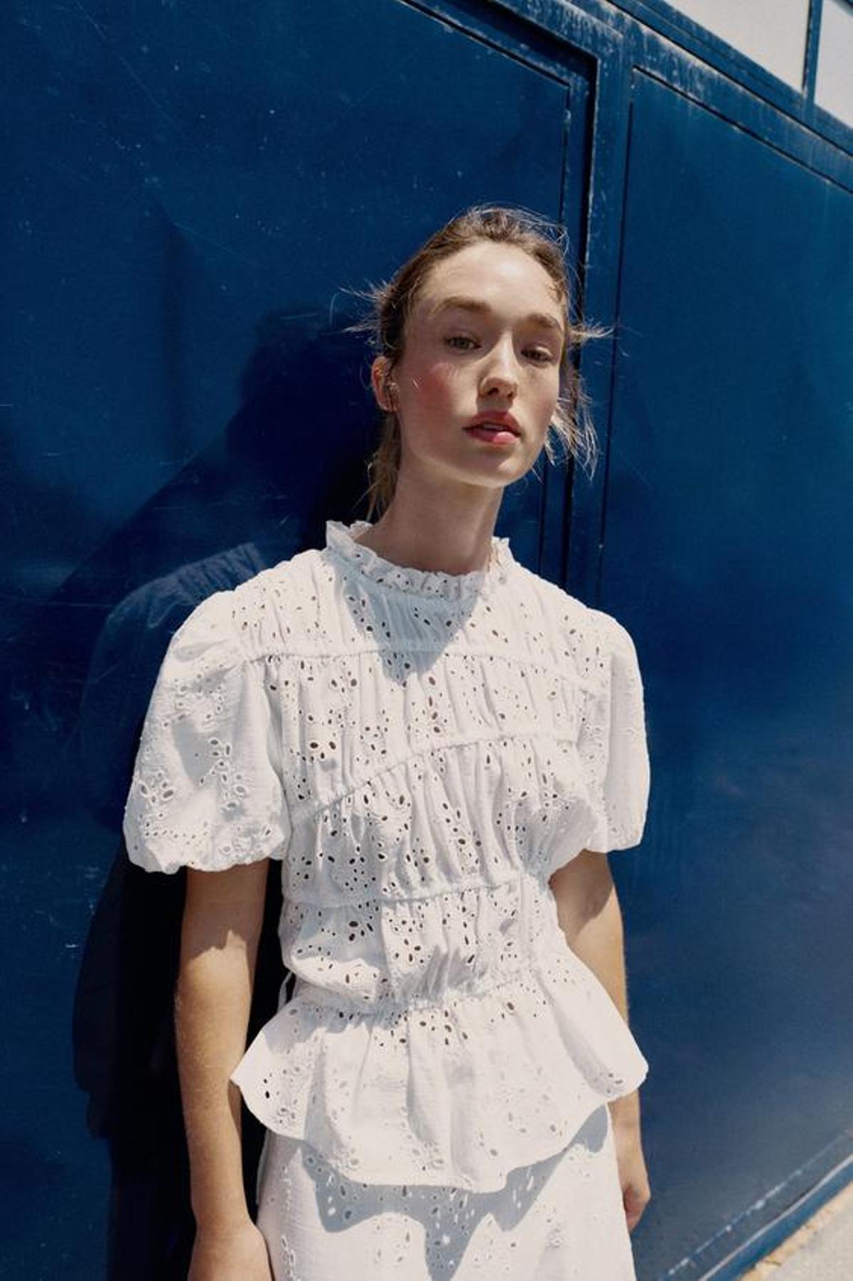 Blouse blanche à manches bouffantes