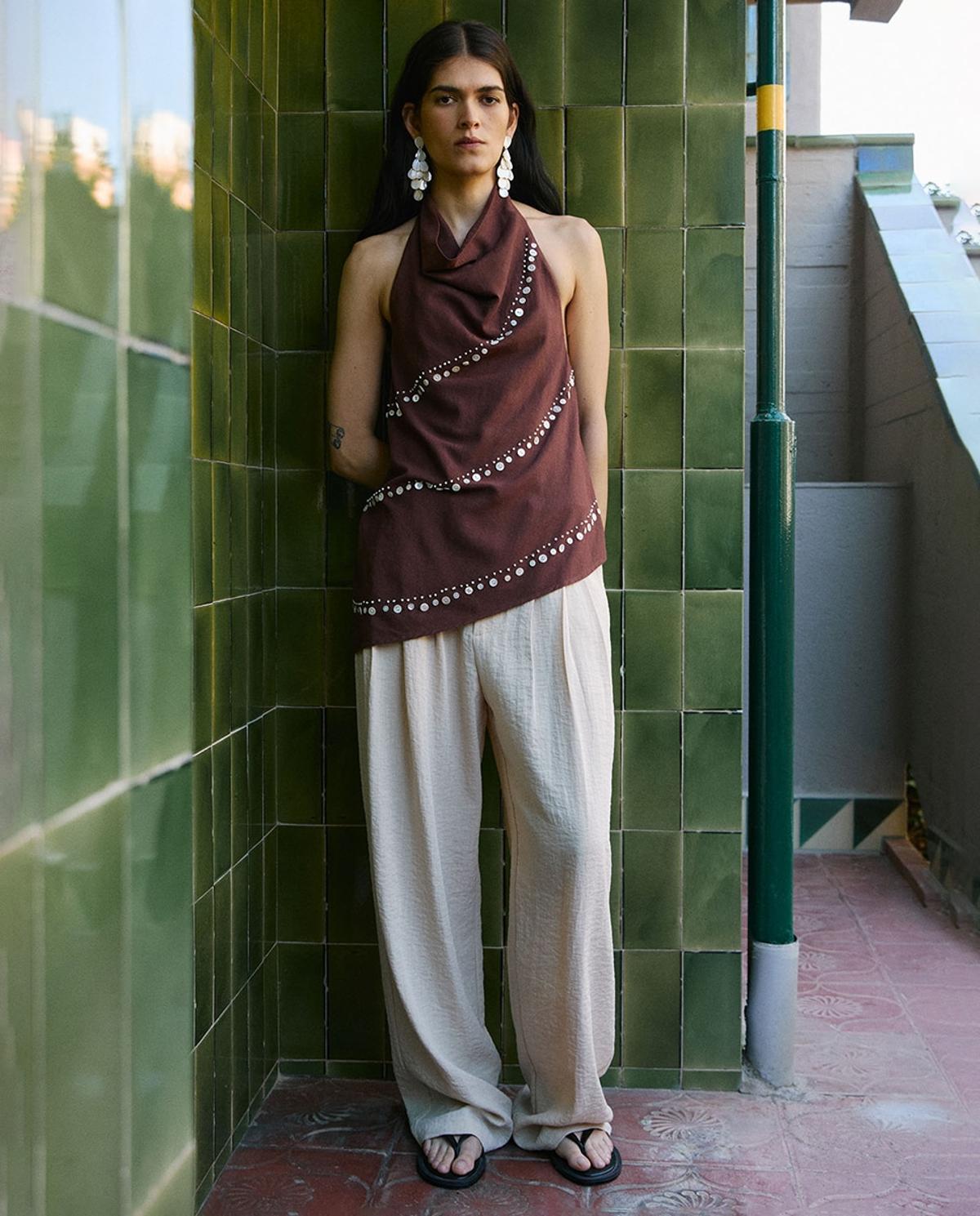 Ensemble haut licou perlé et pantalon blanc fluide
