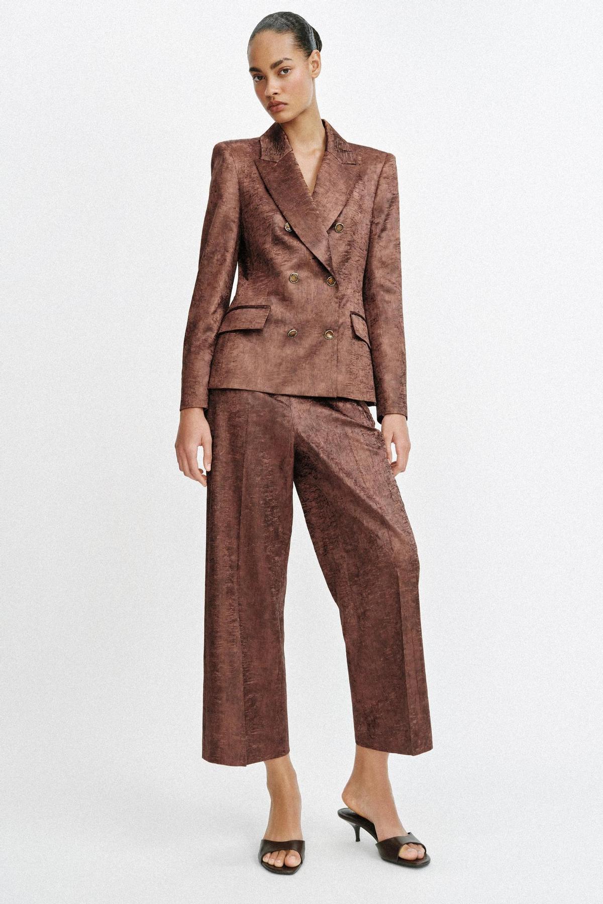 Ensemble blazer et pantalon en satin effet froissé