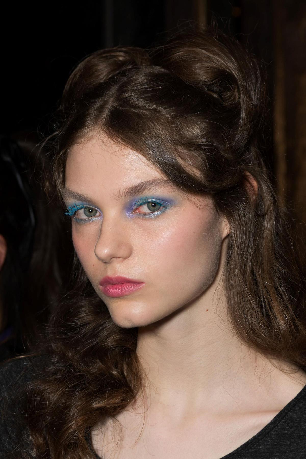 Maquillage yeux bleus au défilé Anna Sui printemps-été 2026