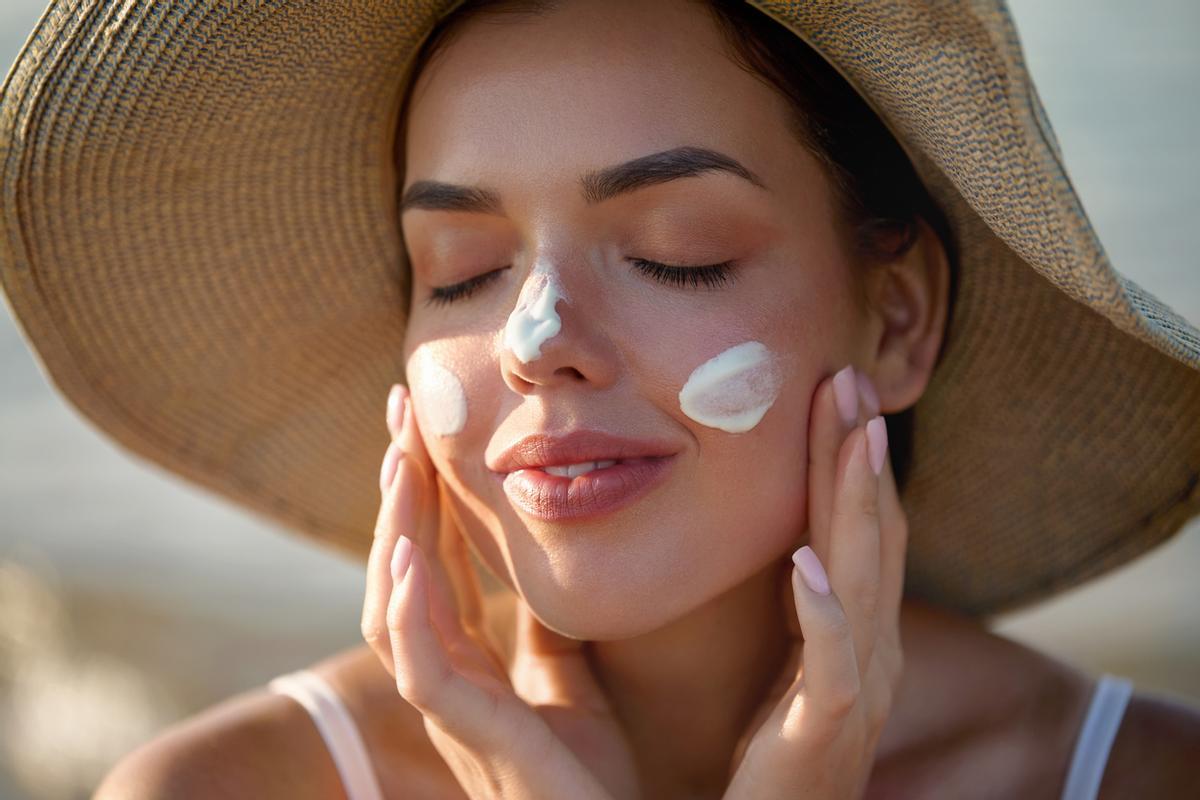 La protection solaire quotidienne reste l'un des gestes clés pour prendre soin de sa peau.