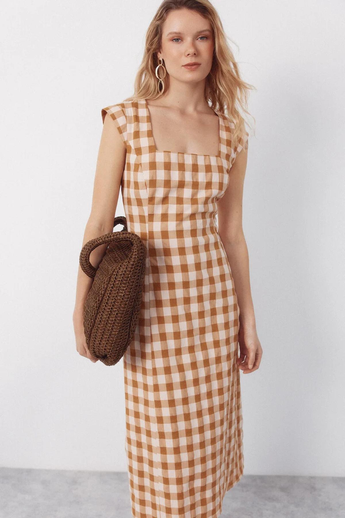 Robe décolleté carré et manches emmanchures (59,99 €)