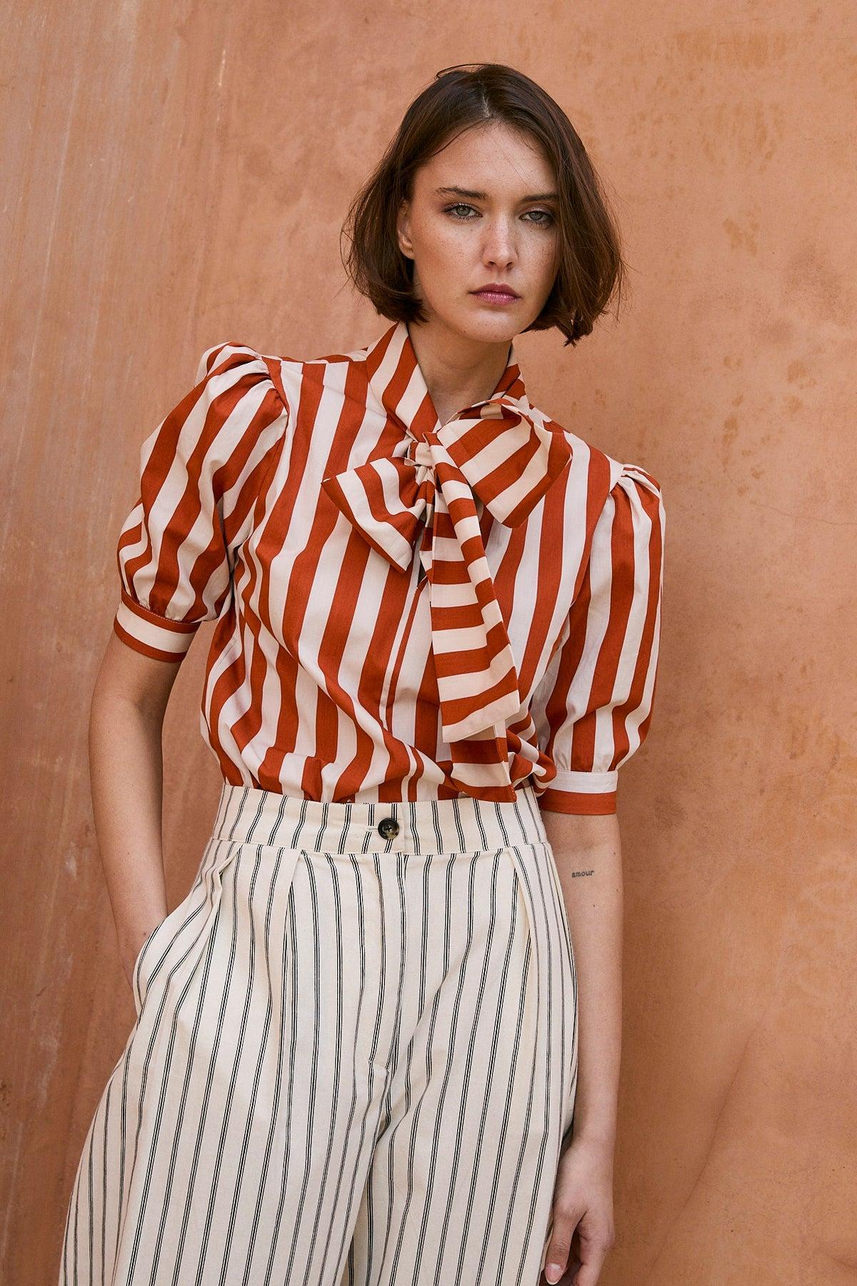 Blouse imprimée rayée avec noeud