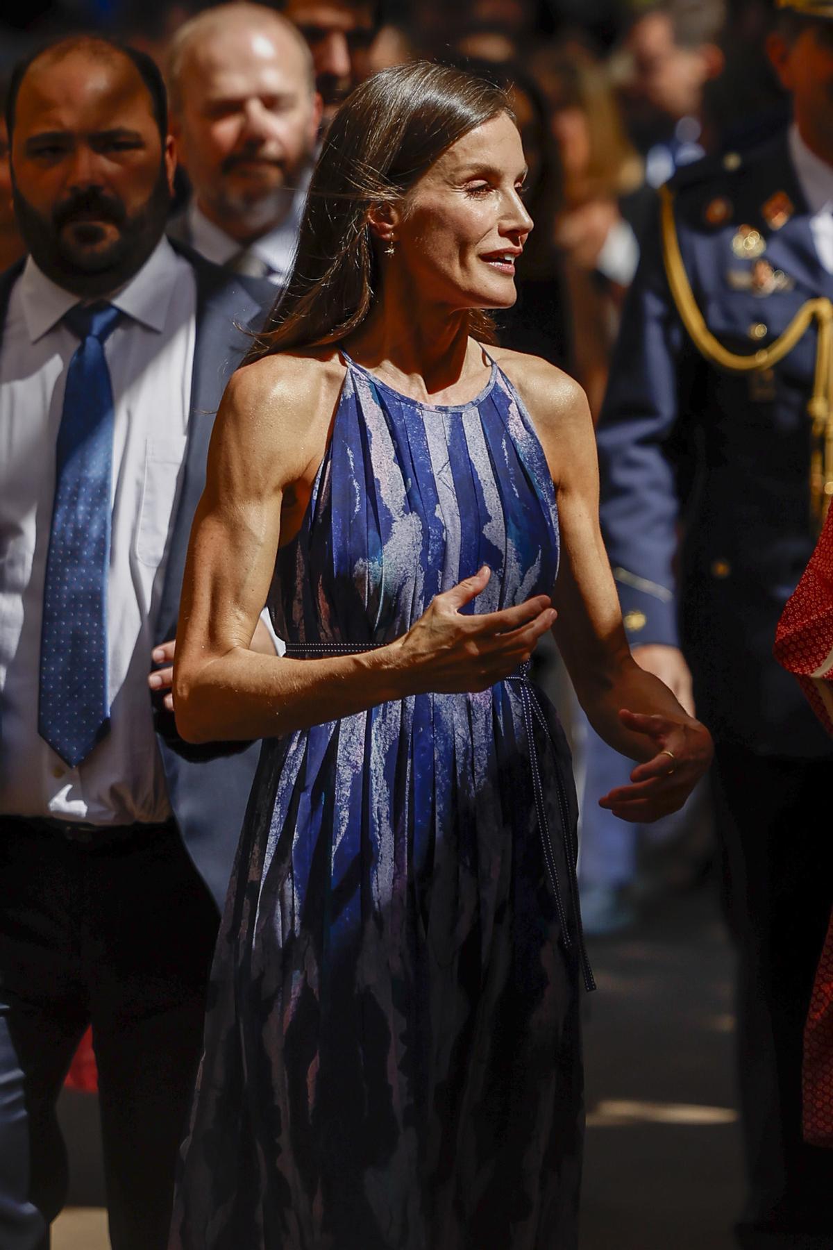 Les bras forts et toniques de la reine Letizia au Salon du livre de Madrid 2026