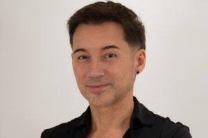 Álex Sestelo, coiffeur : « Si vous avez les cheveux fins, dormir les cheveux lâchés ou avec une queue de cheval serrée peut provoquer davantage de cassures, de frictions et de nœuds pendant la nuit »