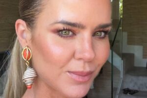 Amelia Bono porte la tenue que toutes les mamans recherchent cette saison de communion : tons vibrants, décolleté bardot et boutons bijoux
