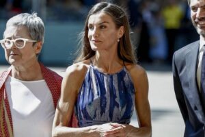 Bras forts et espadrilles compensées : la reine Letizia inaugure la Foire du livre et attire tous les regards au Retiro
