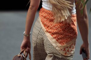 C'est ainsi que se portent les pantalons 2×1 avec foulard en juin : et ceux de Zara, Mango, H&M et compagnie sont les plus flatteurs du printemps-été 2026