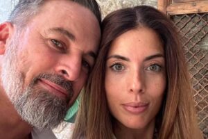 C'est la marque de Lidia Bedman que porte déjà son mari Santiago Abascal : « un hommage à l'Espagne » avec des chemises à 120 €, des maillots de bain à 85 € et des casquettes à 39 €