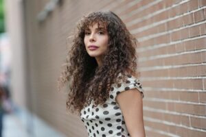 CHEVEUX BOUCLÉS | Les dermatologues trichologues préviennent : « Les cheveux bouclés sont moins sales que les cheveux raides et n'ont pas besoin d'être lavés aussi souvent.