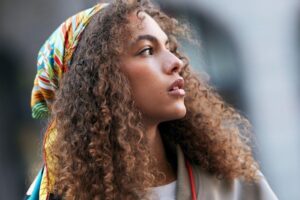 COUPE DE CHEVEUX BOUCLÉS | La coupe papillon n'est pas la plus flatteuse dès 40-50 ans : ce sont les 8 coupes de cheveux bouclés qui rajeunissent le plus ce printemps-été 2026, selon les coiffeurs