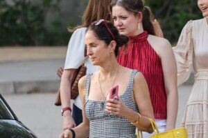 Carolina Herrera a la combinaison parfaite pour la saison estivale : elle apparaît avec des carreaux Vichy et des couleurs vives à la remise des diplômes de sa fille