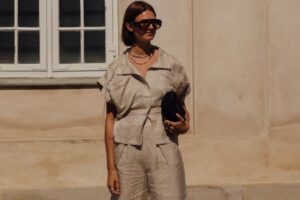 Ce matin, la collection estivale la plus luxueuse de son histoire débarque chez Lefties : des tenues monochromes, des robes midi et des sandales à talons confortables qui promettent de s'écouler en un temps record.