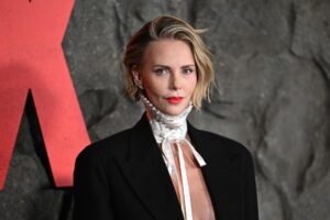 Charlize Theron (50 ans) révèle le secret de sa peau jeune qui fonctionne « mieux que n'importe quelle lotion ou crème » : « Je vis tout le temps avec un masque anti-lumière rouge »