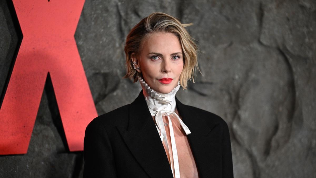Charlize Theron (50 ans) révèle le secret de sa peau jeune qui fonctionne "mieux que n'importe quelle lotion ou crème" : "Je vis tout le temps avec un masque anti-lumière rouge"