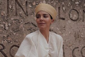 Comment s'habiller élégant et confortable quand on a plus de 50 ans : cinq chemisiers à manches bouffantes arrivés chez Zara et Mango ce printemps-été