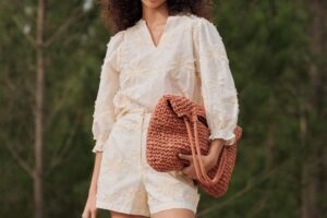 Comment s'habiller pour aller de la plage au bar de plage sans avoir à rentrer chez soi : la meilleure collection de vêtements Salsa Jeans pour l'été 2026