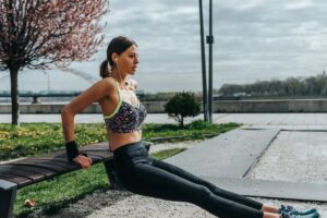 ENTRAÎNEMENT SUR BANC DE PARC Les experts le confirment : s'entraîner sur un banc de parc est la meilleure alternative pour rester en forme sans aller à la salle de sport.