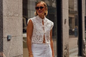 Entrez chez Zara pour un accessoire et repartez avec les plus beaux hauts habillés d'été à porter avec un pantalon en lin et un bermuda blanc