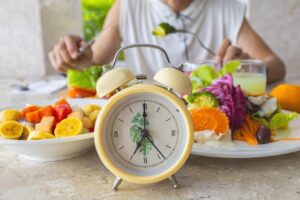 JEÛNE DE LONGÉVITÉ | Les experts sont d'accord : « Le jeûne combat le vieillissement. L'essentiel n'est pas de jeûner à l'extrême, mais de créer des habitudes cohérentes : dîner tôt, éviter les grignotages constants et respecter les rythmes circadiens. »