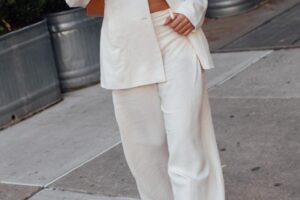 Je trouve chez Mango les 3 pantalons blancs tendances les plus beaux, les plus flatteurs et les plus stylés à porter maintenant et tout l'été 2026