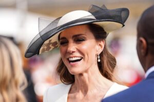 Kate Middleton confirme les tendances printanières lors de sa 'garden party' : coupe péplum, pois et coiffes qu'on verra partout